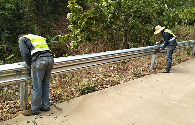 洛阳高速公路护栏的定期维护与保养